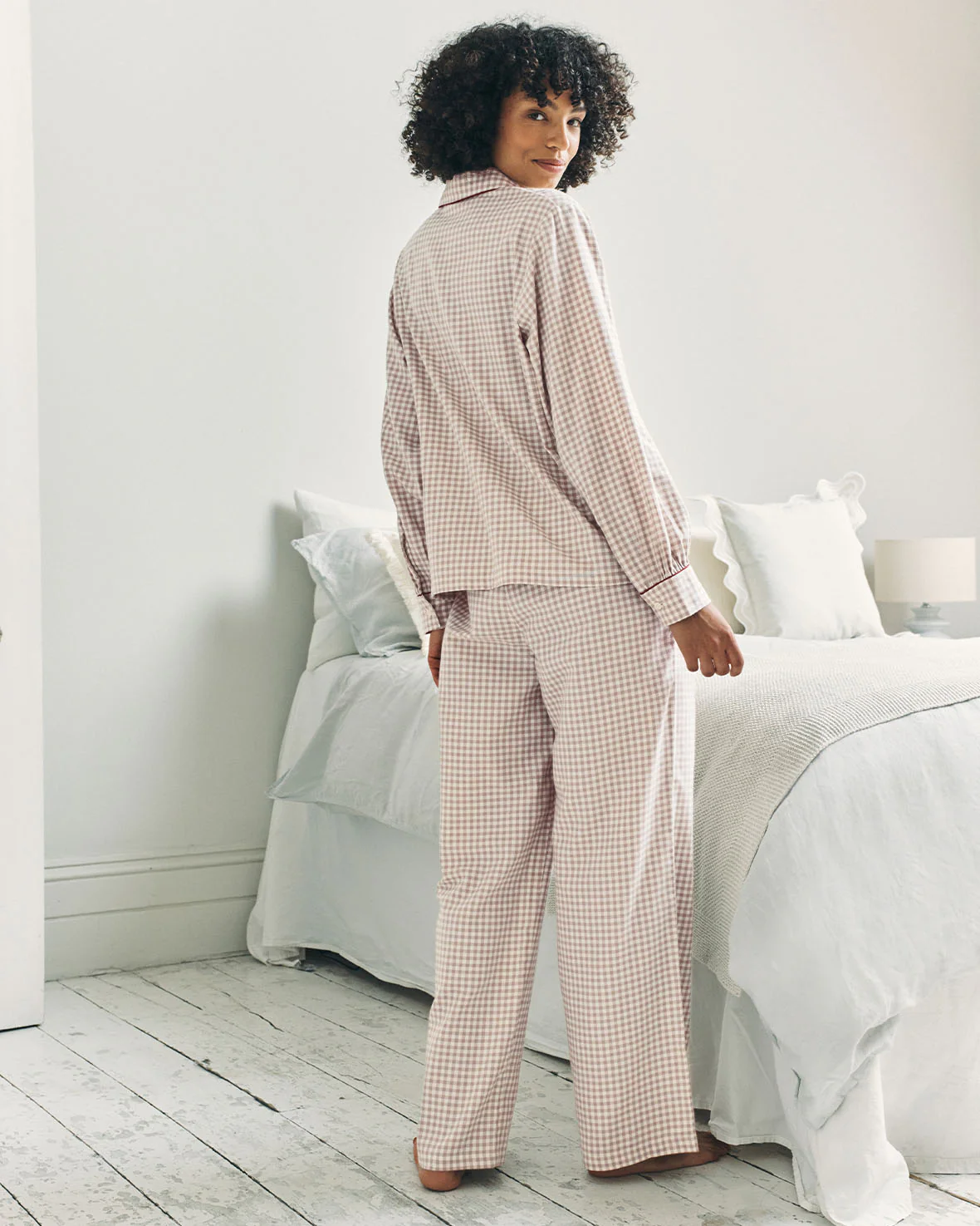 Chelsea Peers x Aromatherapy Associates: The Luxurious Sleep Gift Set - Beige - Image 7